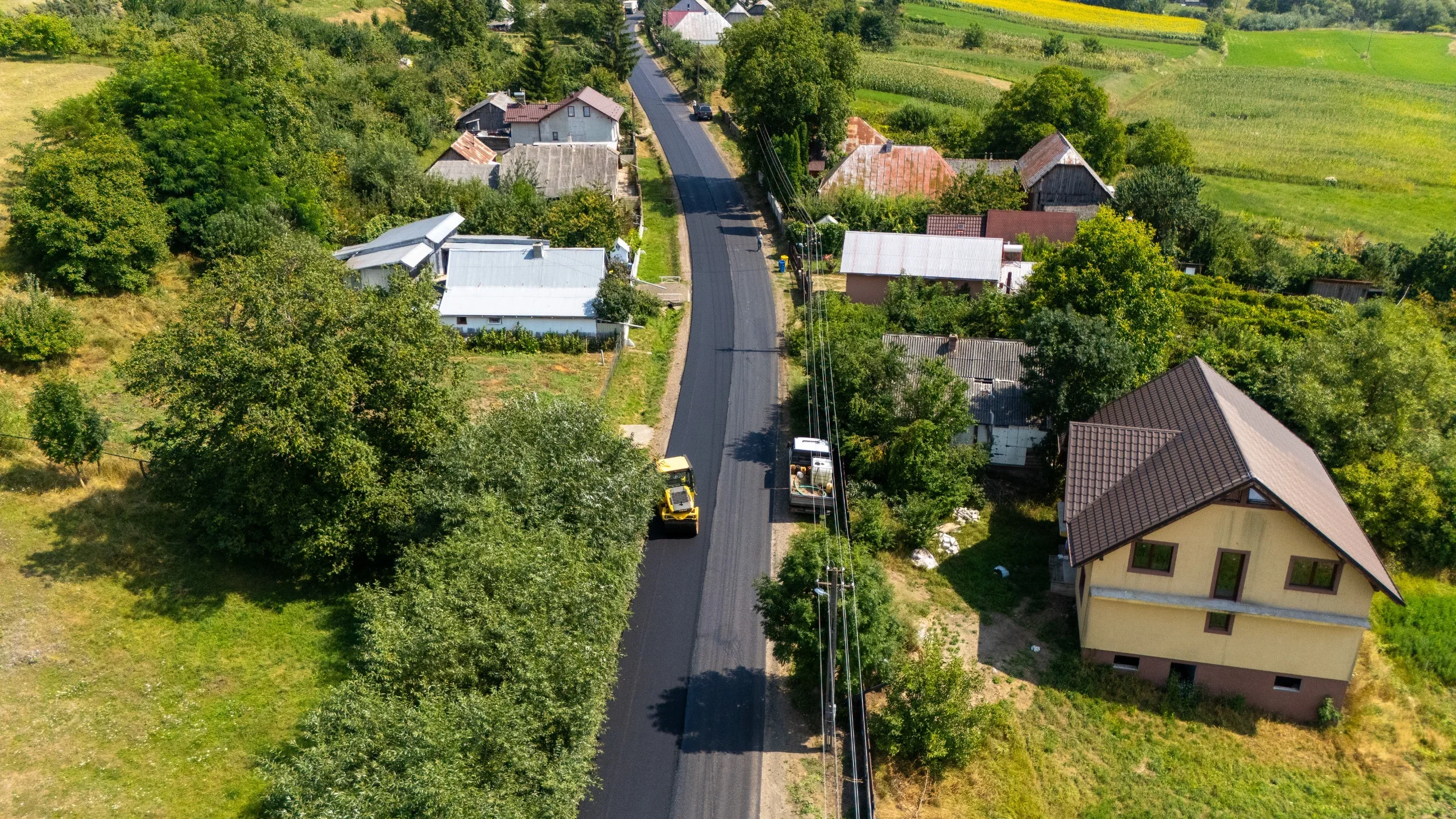Se asfaltează după 10 ani de așteptare