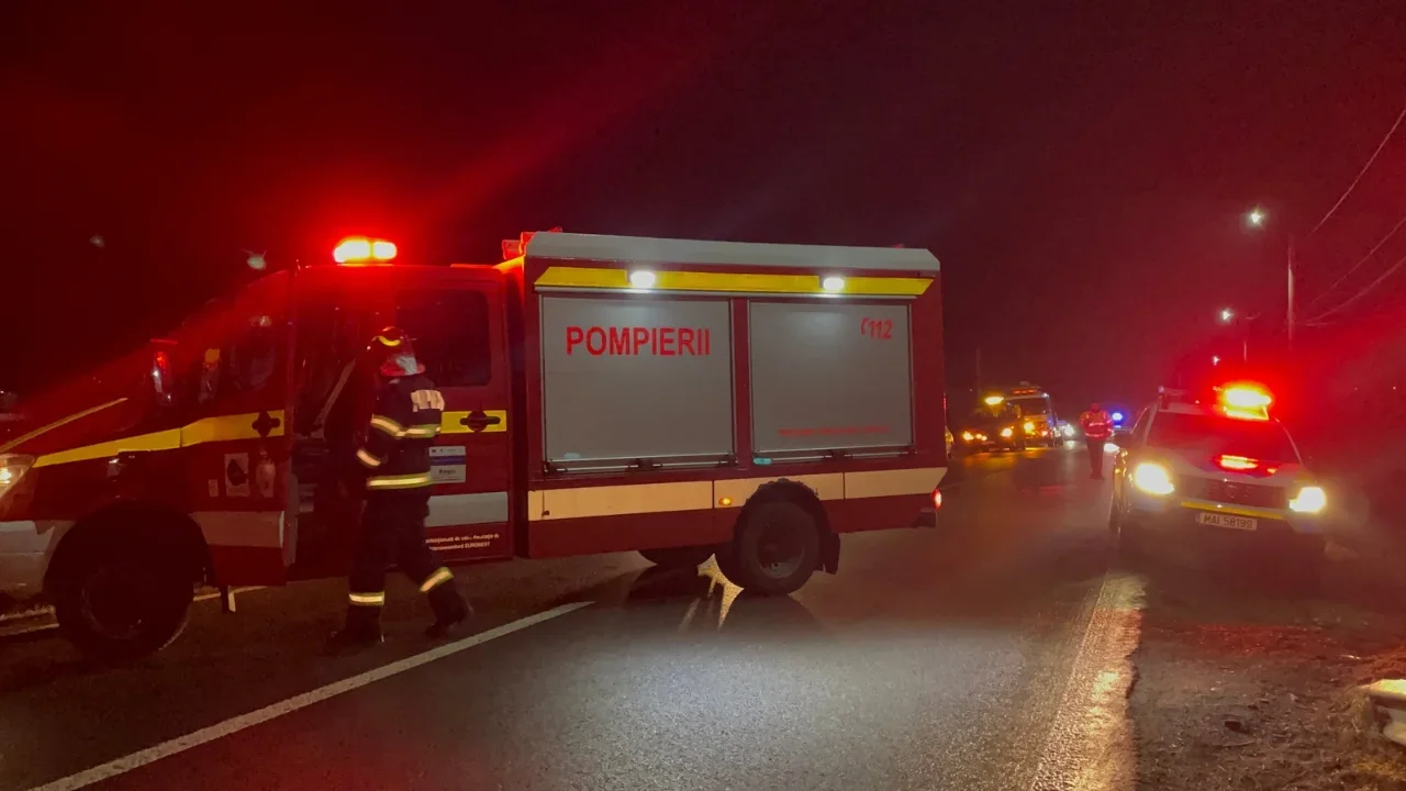 Accident rutier între două autocare și un autoturism, la Bădeuți