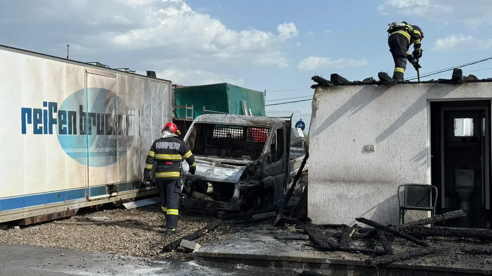 Incendiu la o clădire din parcul auto din Cumpărătura