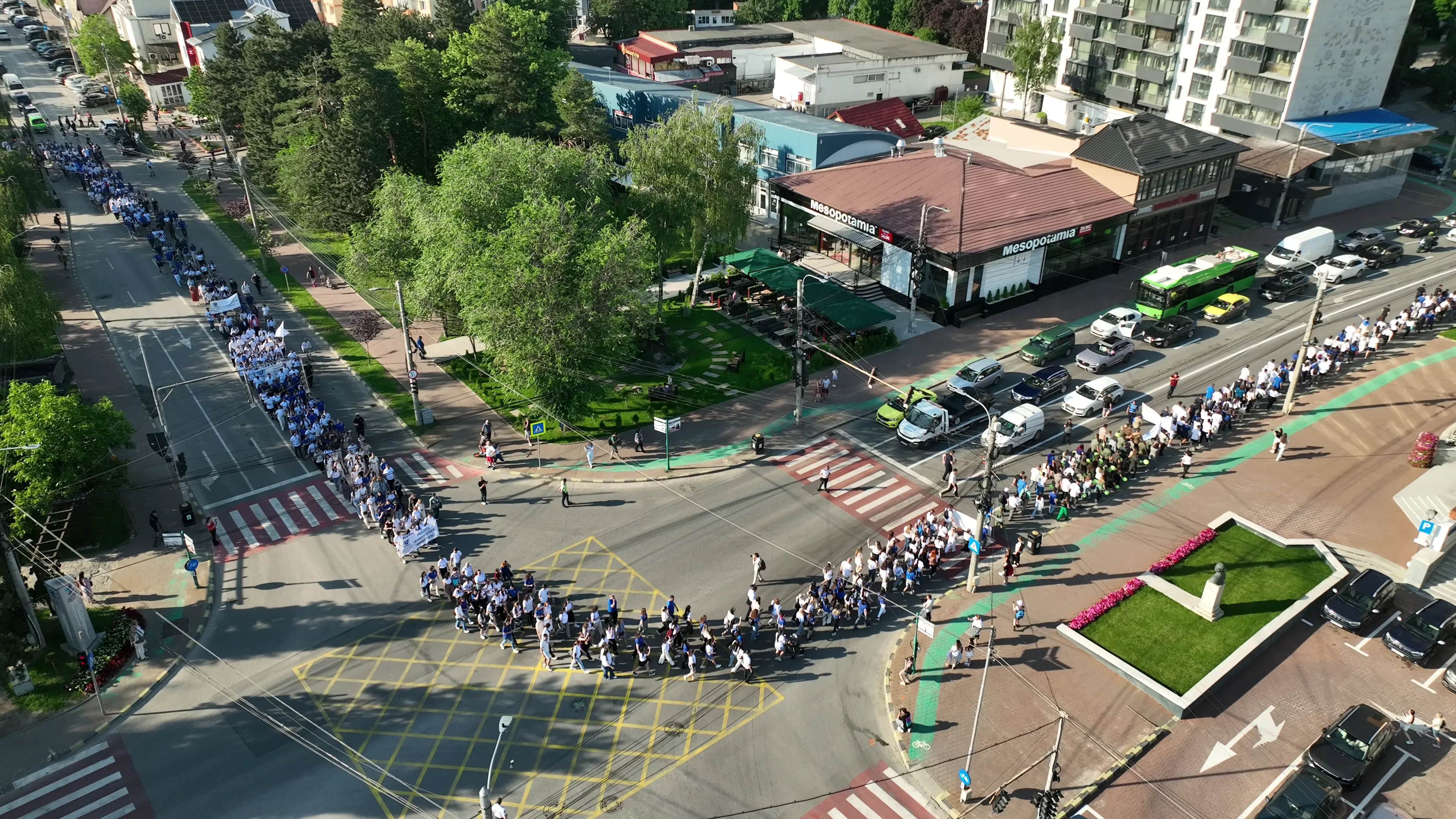 Marșul absolvenților USV a adus emoție pe străzile Sucevei