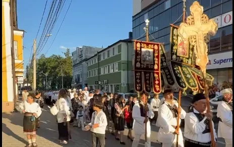 Mulțime de creștini la procesiunea de la Câmpulung Moldovenesc