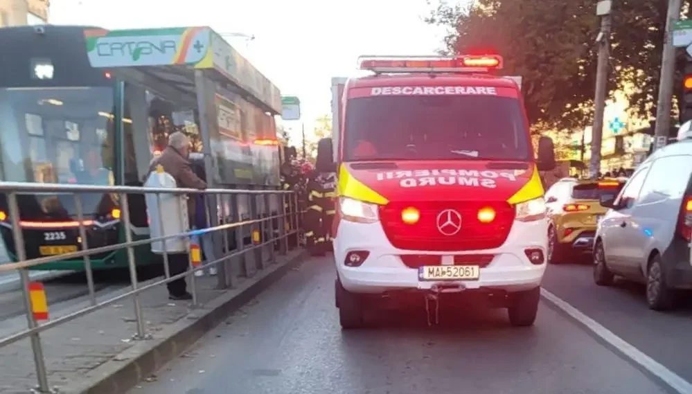 Un bărbat a rămas blocat între bordură și tramvai, la Iași
