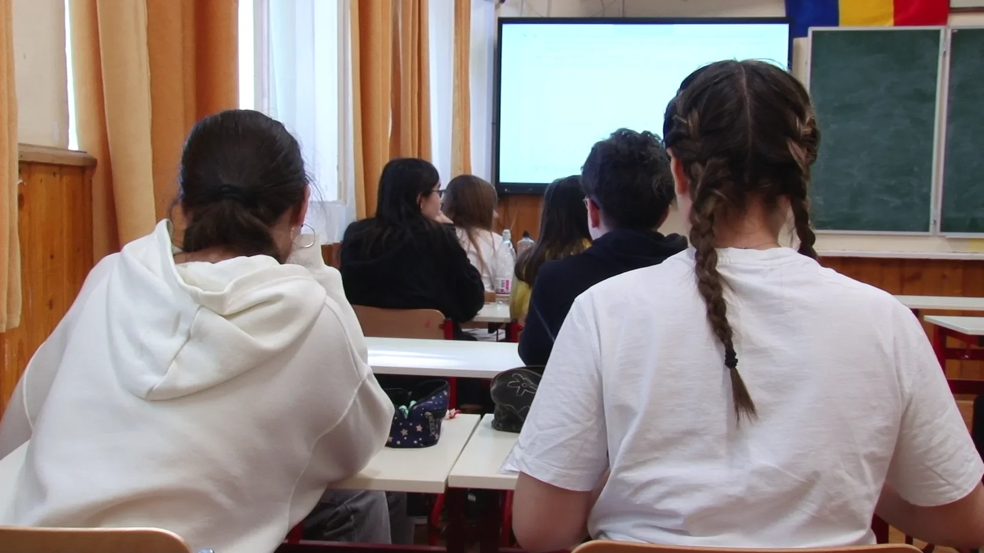 Elevii pot pierde bursele sau pot fi suspendați disciplinar