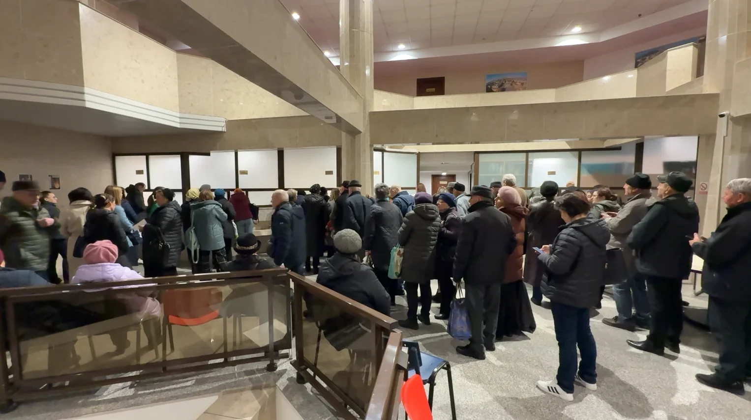 Sucevenii se înghesuie la ghișeele Primăriei pentru taxe și impozite