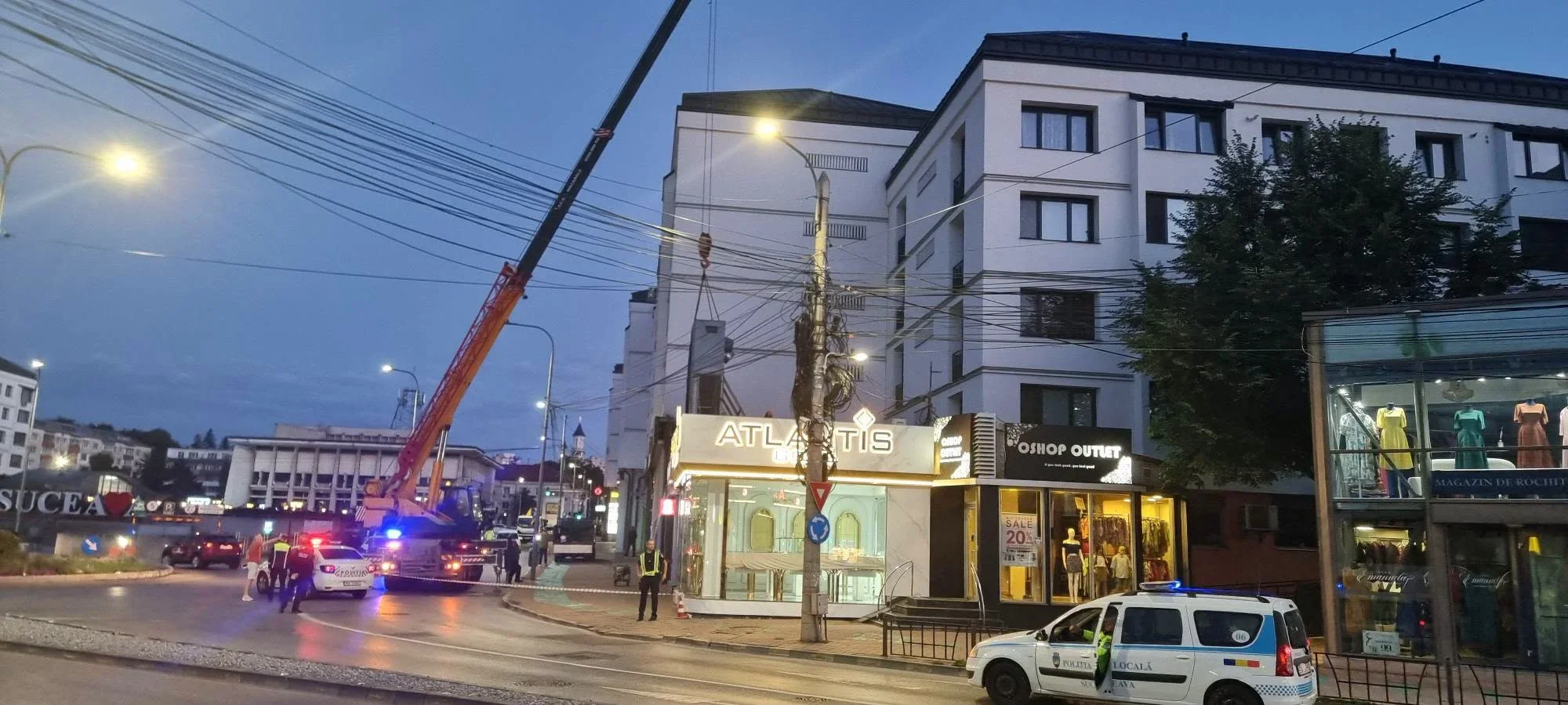 Panou publicitar demontat de primărie de pe teren privat