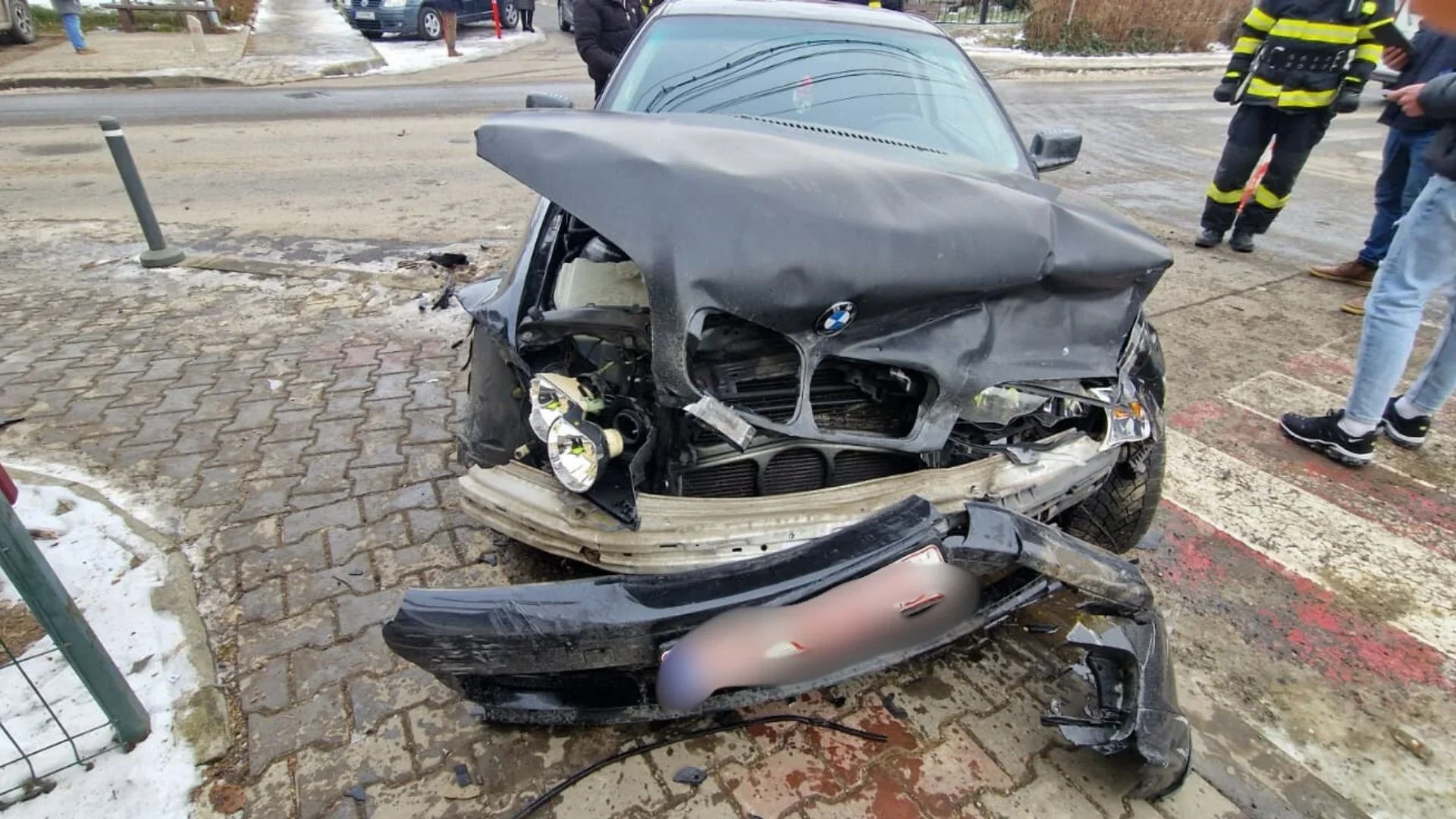 Accident într-o intersecție pe strada Nicu Gane din Fălticeni; momentul surprins de o cameră de supraveghere