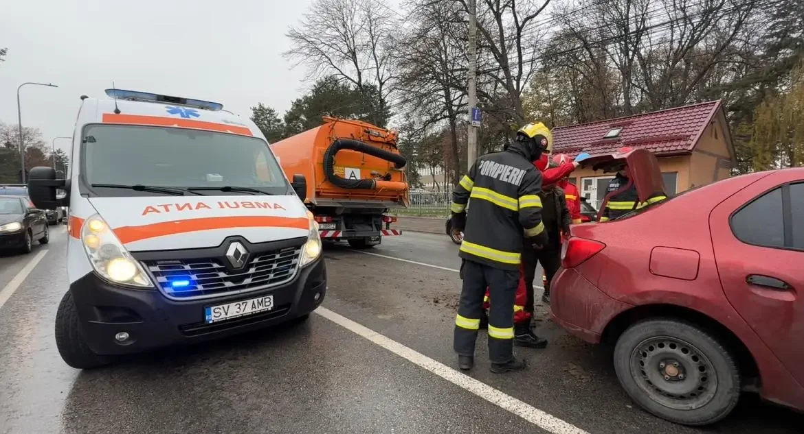 Mașina de spălat străzile „a luat pe sus” două autoturisme