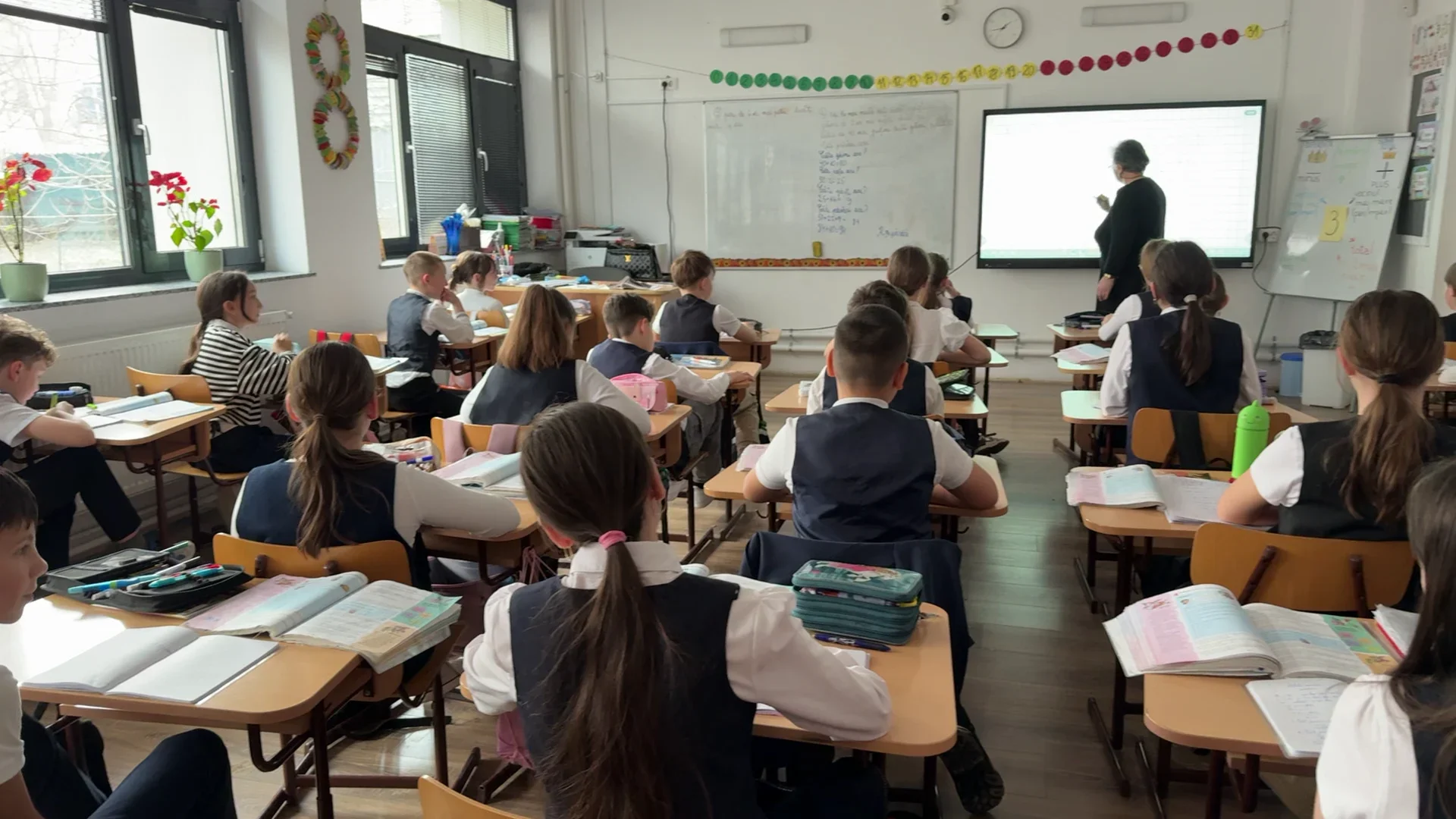 Orarul elevilor se schimbă în 32 de licee