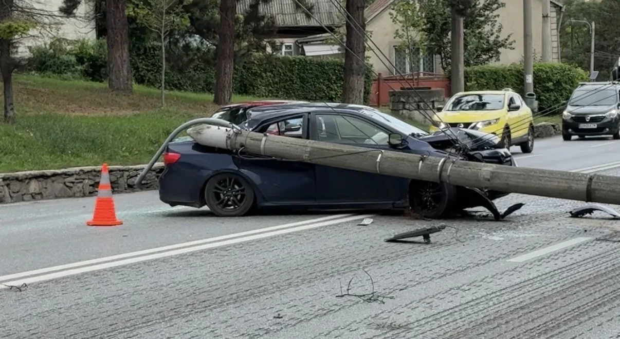 Stâlp pus la pământ de o mașină pe Calea Unirii în Suceava