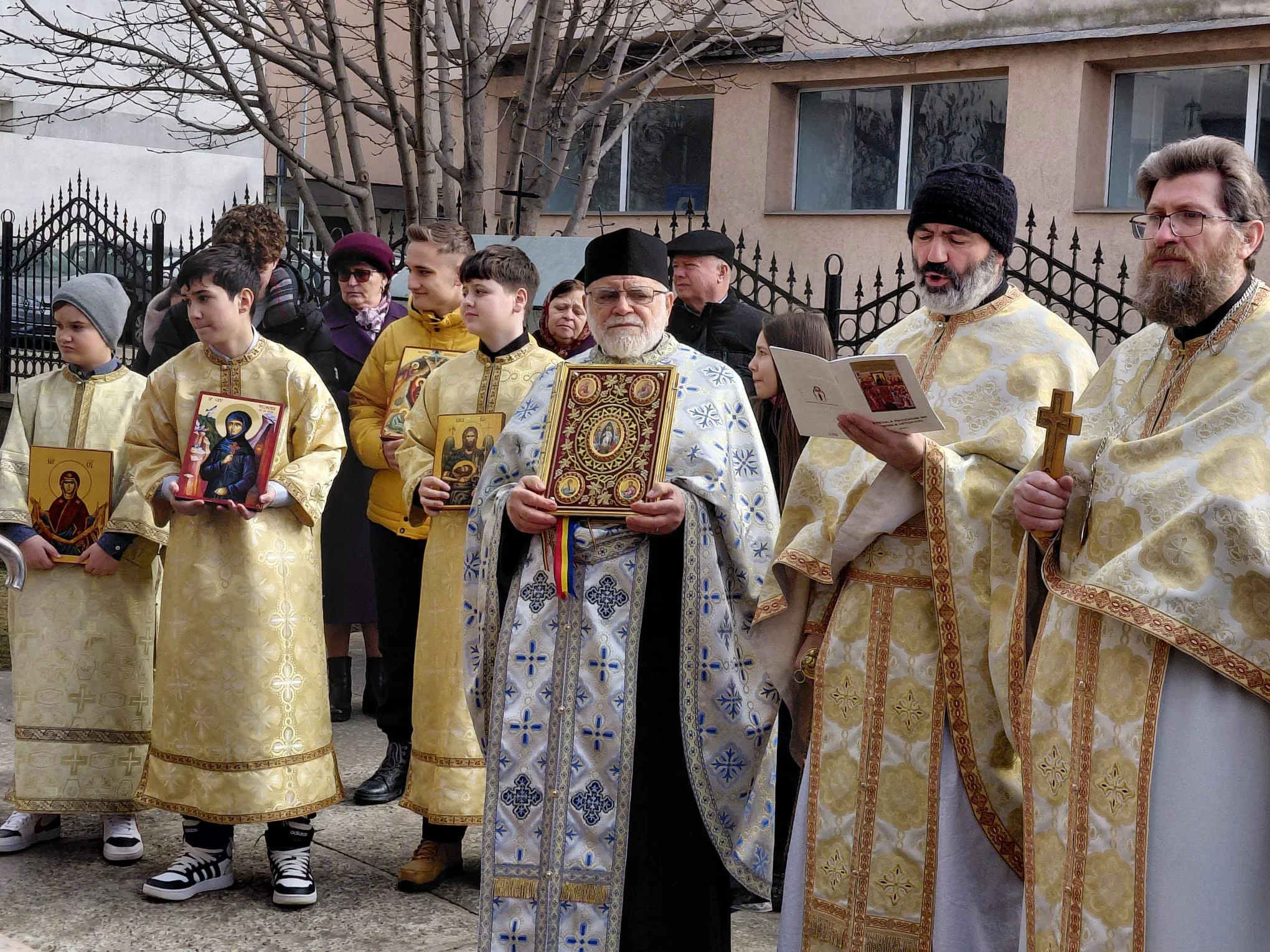 Procesiune cu icoane în jurul bisericilor din Suceava, de Duminica Ortodoxiei
