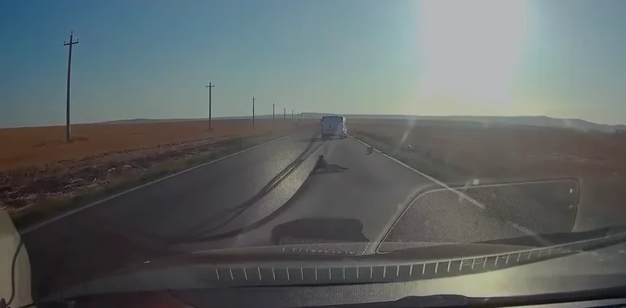 Copil la un pas de tragedie, după ce a căzut dintr-o dubă aflată în mers