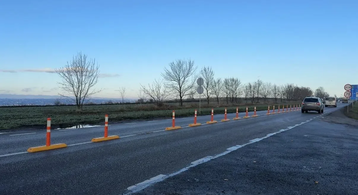 Noile separatoare de sens de pe E85, distruse după 48 de ore