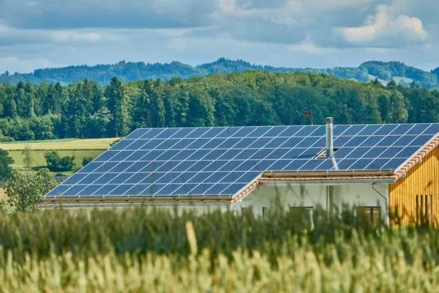 Bani mulți pentru stocarea energiei electrice produsă din panouri fotovoltaice