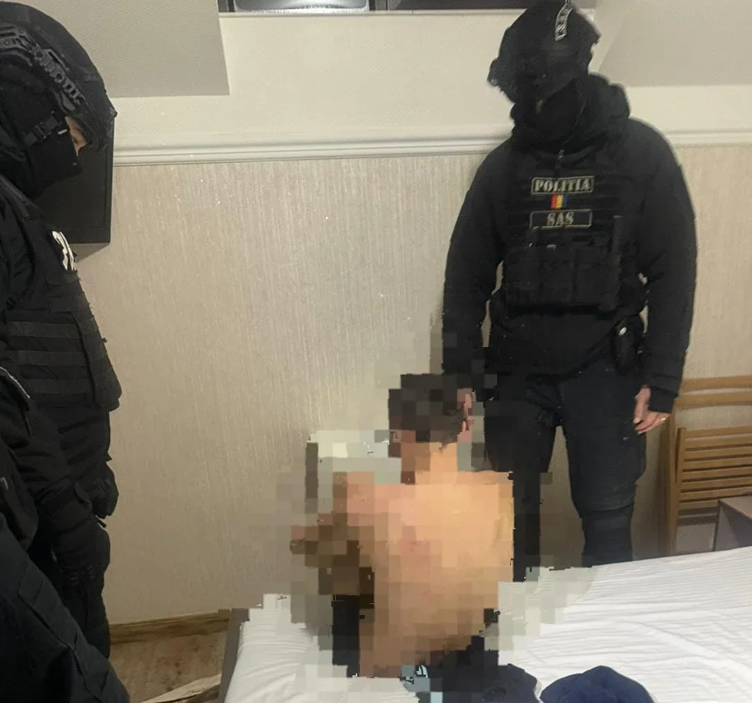 Bijuterii și bani, furați dintr-o locuință din Botoșani; două persoane reținute preventiv