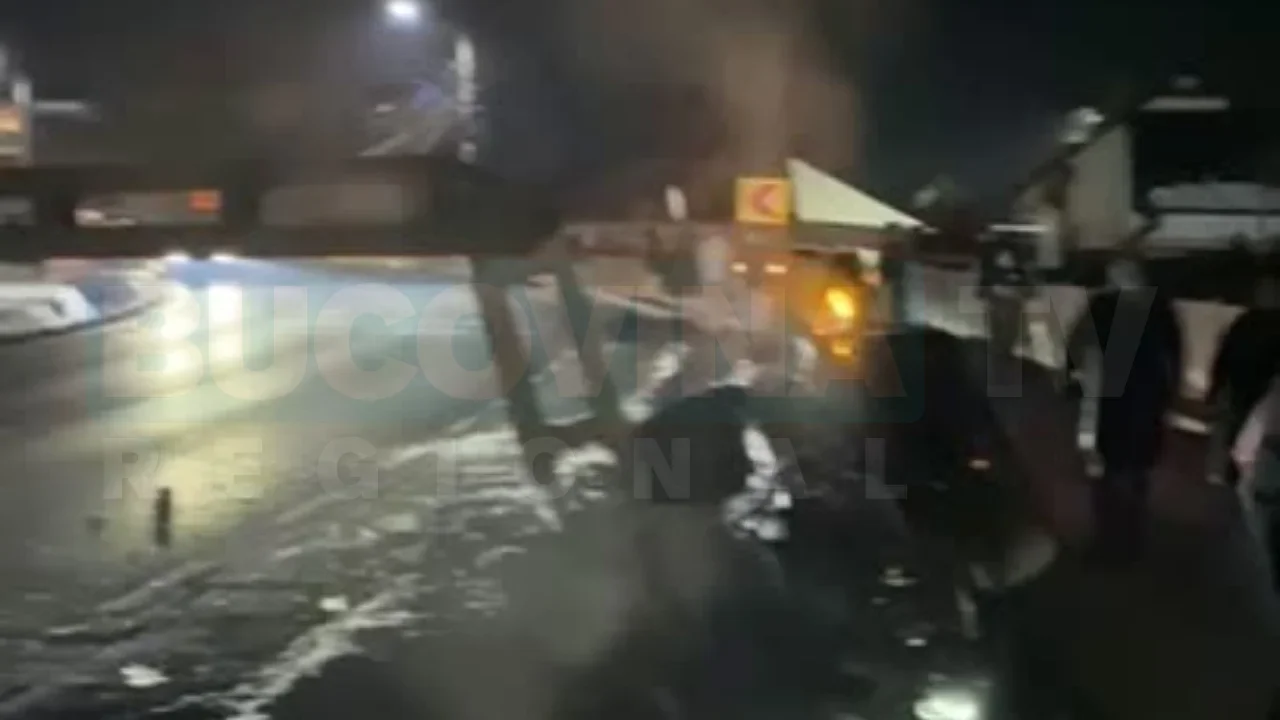 Stâlp pus la pământ de mașina scăpată de sub control, la Dumbrăveni