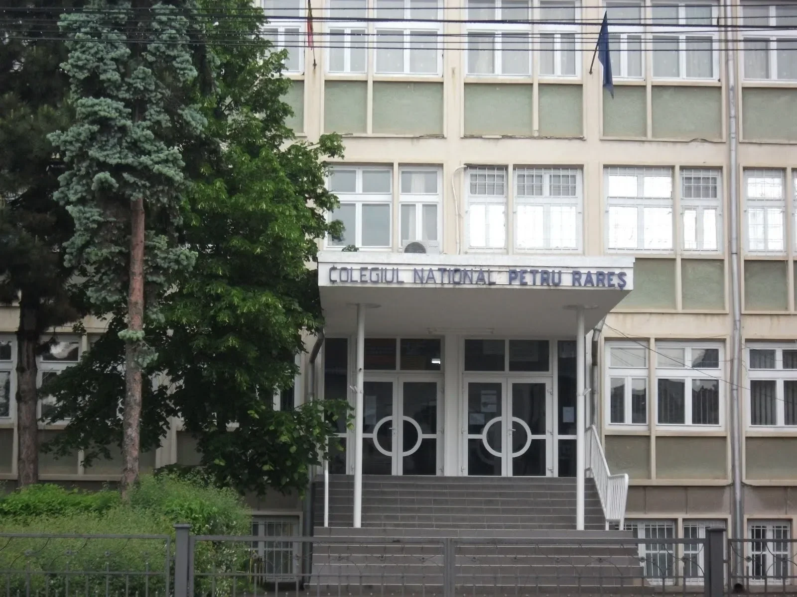 Elevi suceveni, blocați în Dubai