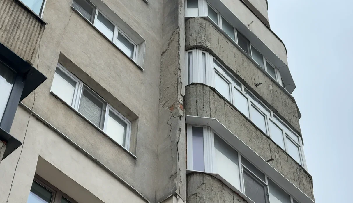 Tencuiala care cade de pe blocuri, în grija asociațiilor de proprietari