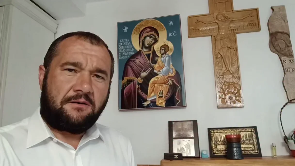 Primarul suspendat Radu Reziuc, în arest preventiv la domiciliu, a publicat un videoclip în care interpretează o pricesnă