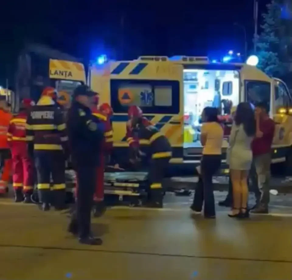 Accident între un autoturism și o ambulanță, la Câmpulung Moldovenesc
