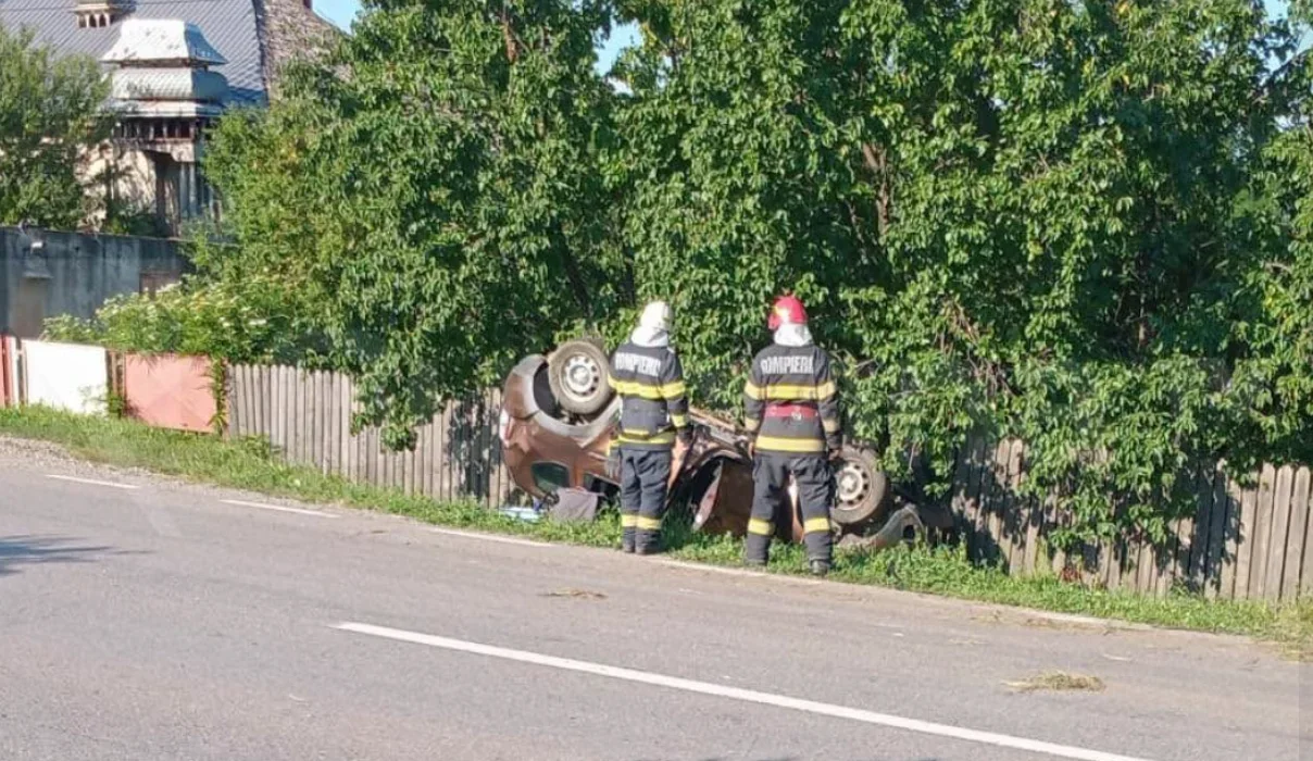 Accident rutier cu un autoturism răsturnat în șanț, la Drăgușeni, Suceava