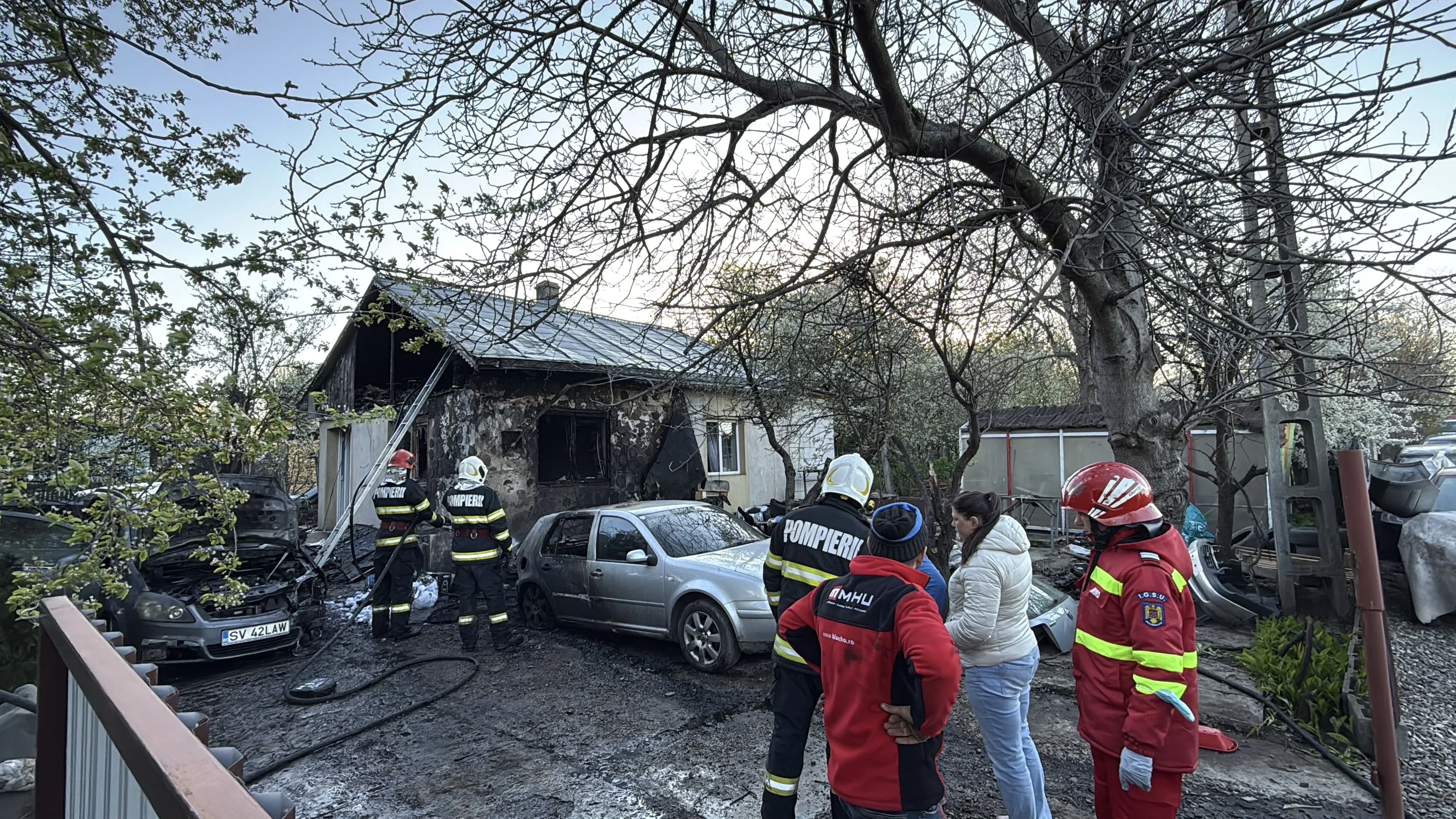 Incendiu la o casă și trei mașini, în comuna Moara