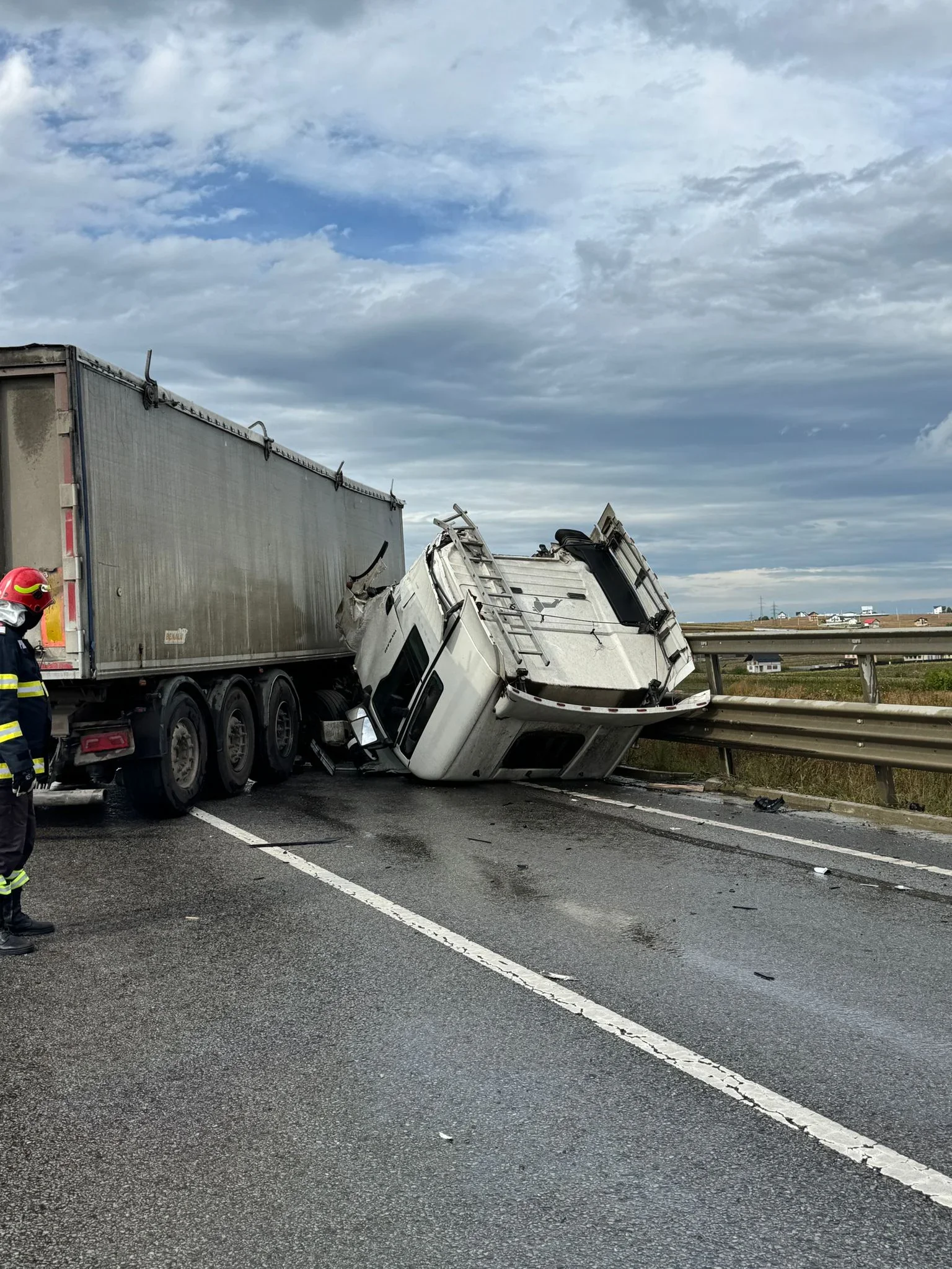 Tir scăpat de sub control pe centura ocolitoare a Sucevei
