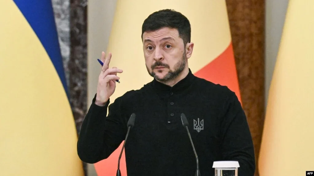Europa îl susține, Rusia presează, SUA negociază: Zelenski, prins în vârtejul geopoliticii globale