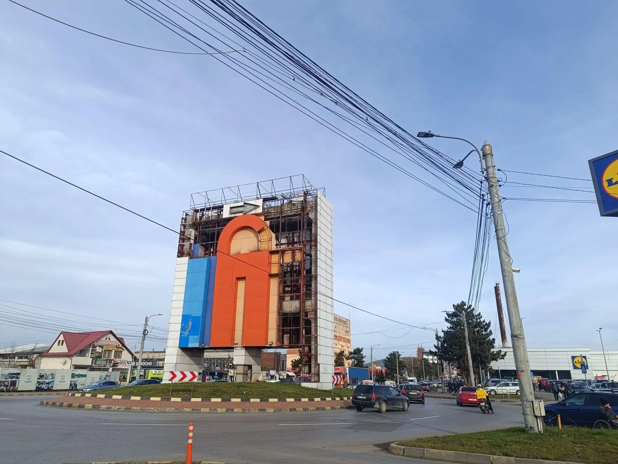 Panoul Iulius Mall din giratoriu se va demola