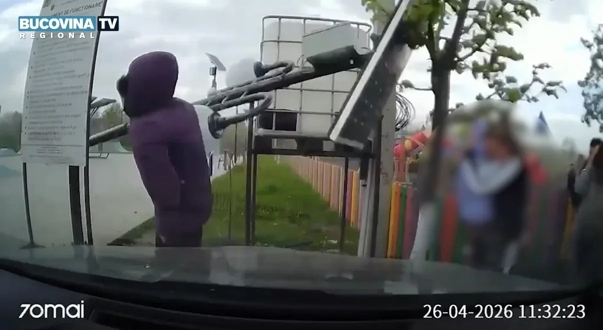 Mamă și copil, loviți de un stâlp de iluminat