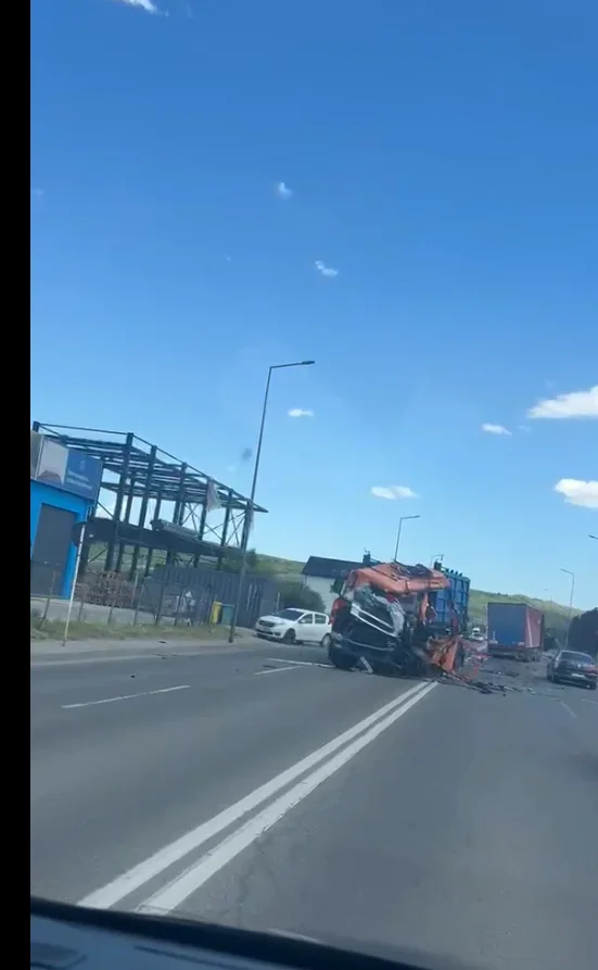 COLIZIUNE FRONTALĂ ÎNTRE DOUĂ CAMIOANE