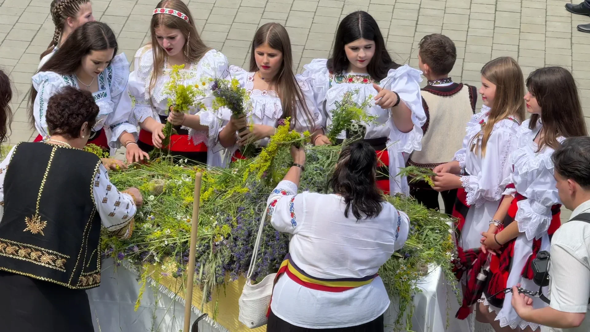 „Regina Sânzienelor”, tradiții și obiceiuri din toată țara