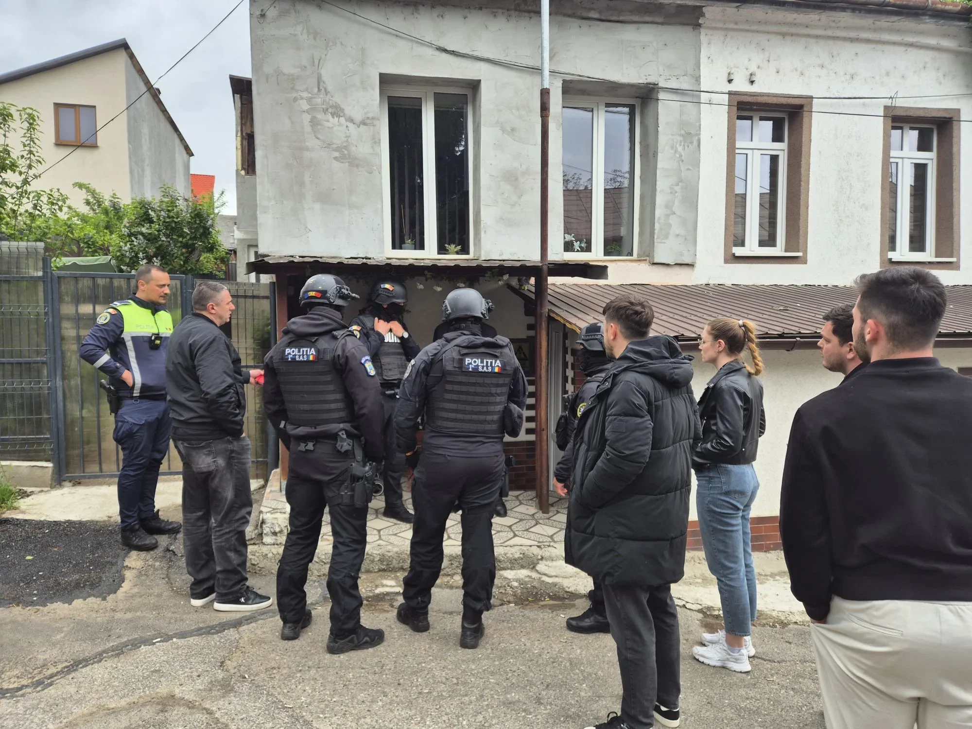 Bărbatul care a amenințat în piața mare și-a petrecut noaptea în arest
