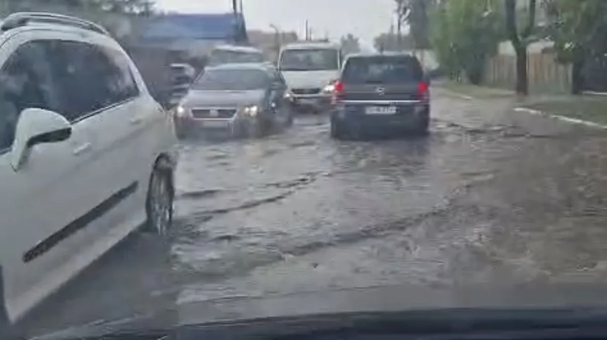 Străzi inundate la Iași, în urma ploilor torențiale