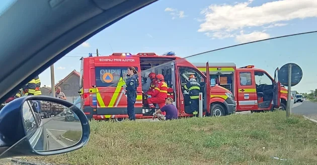 Trafic blocat după un accident în intersecția de la Vadu Moldovei