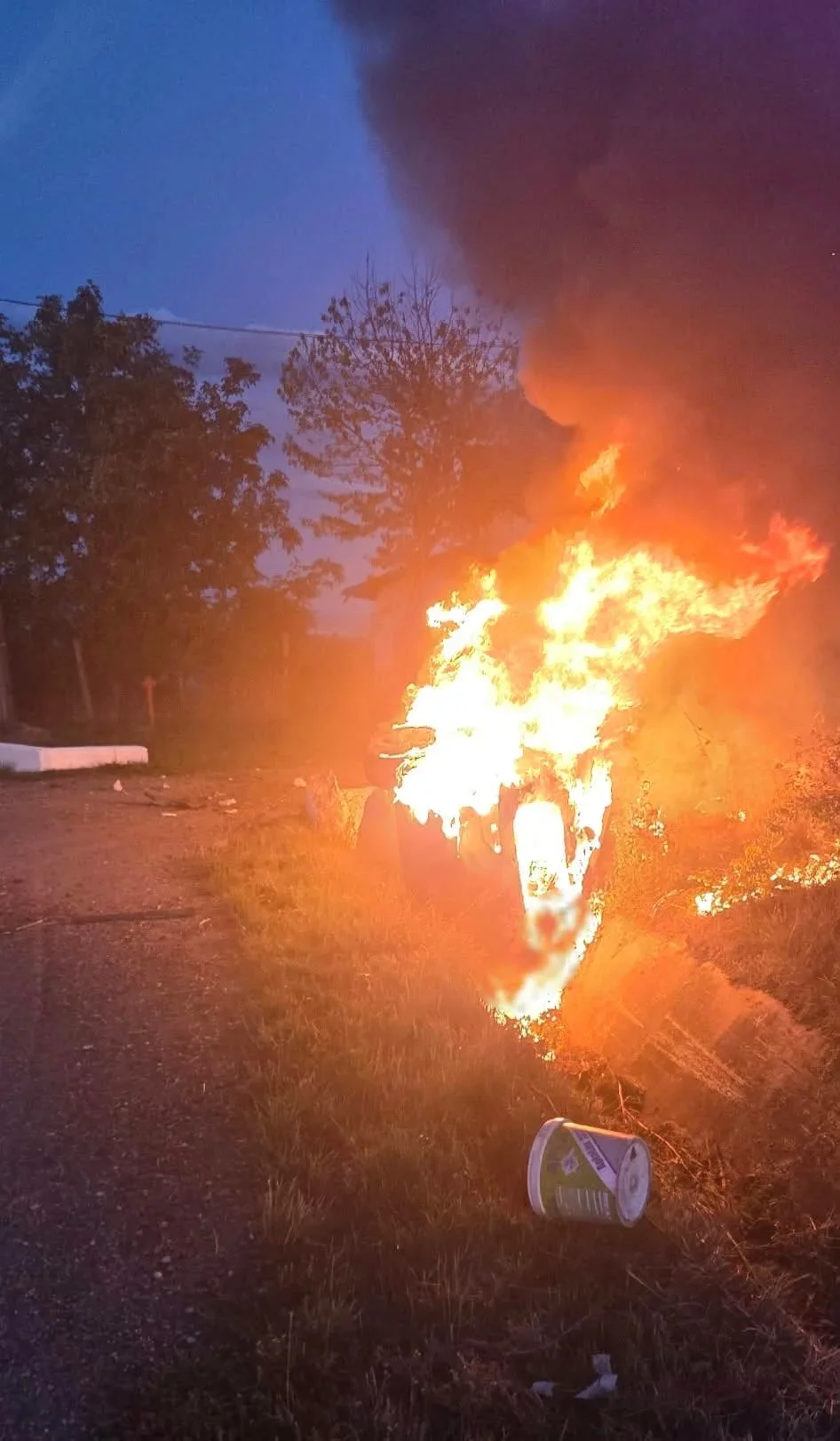 Doi tineri au murit într-o mașină care a luat foc după impact