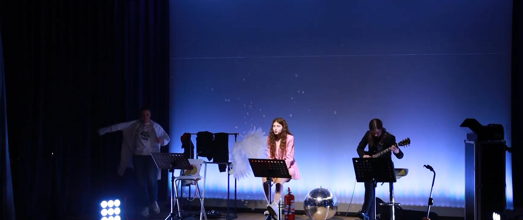 Teatrul Fabulinus pune în scenă spectacolul „Papiloma Student Party”