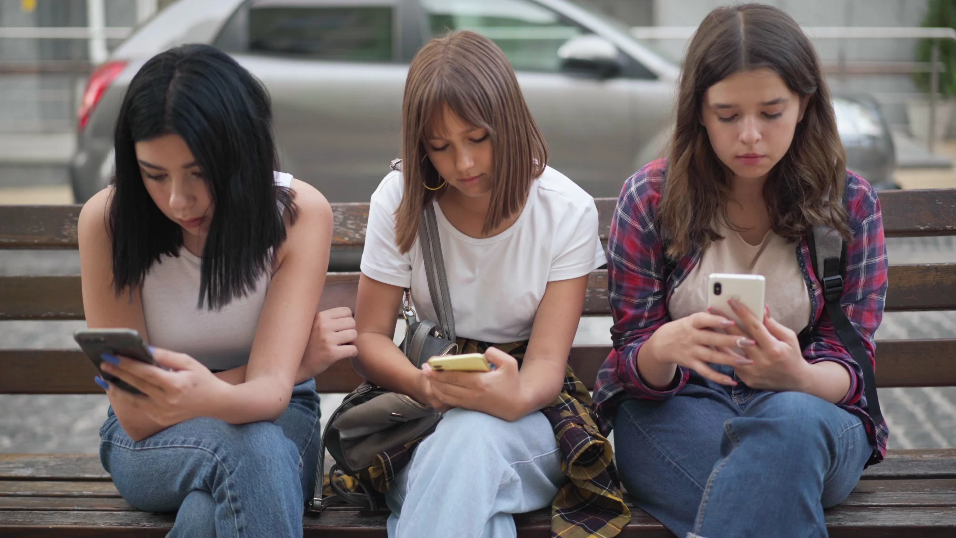 „Salvați Copiii” cere interzicerea rețelelor sociale pentru copiii sub 13 ani
